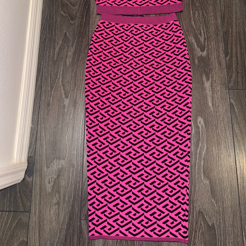 NEW W/ TAGS Versace Pink & Black Logo Two-Piece Coordinating Skirt & Top Set - Picture 8 of 8